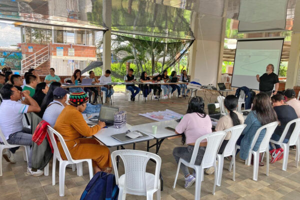 Lorra comparte su experiencia con la comunidad del Cauca en Colombia