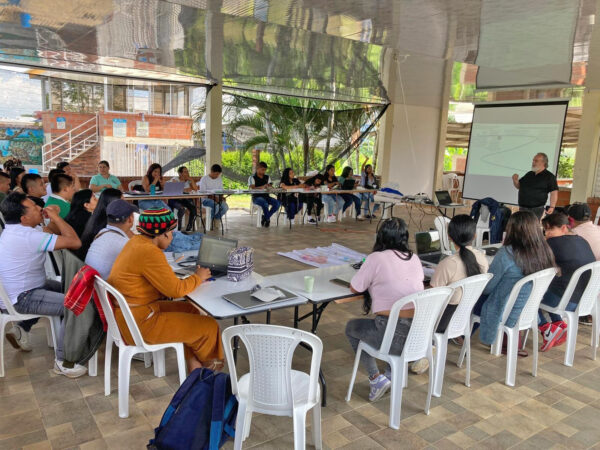 Lorra comparte su experiencia con la comunidad del Cauca en Colombia